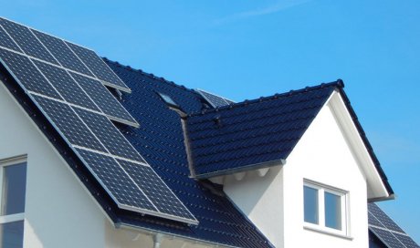 Raccordement de panneaux solaires par électricien à Rochefort