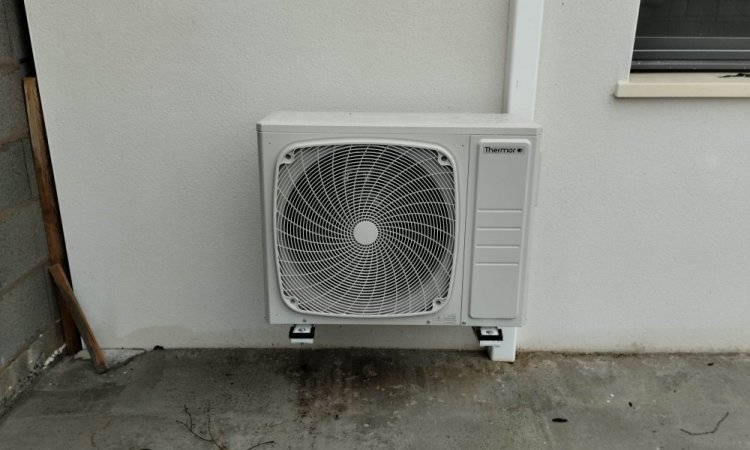 Installation unité extérieure climatisation réversible à Balanzac